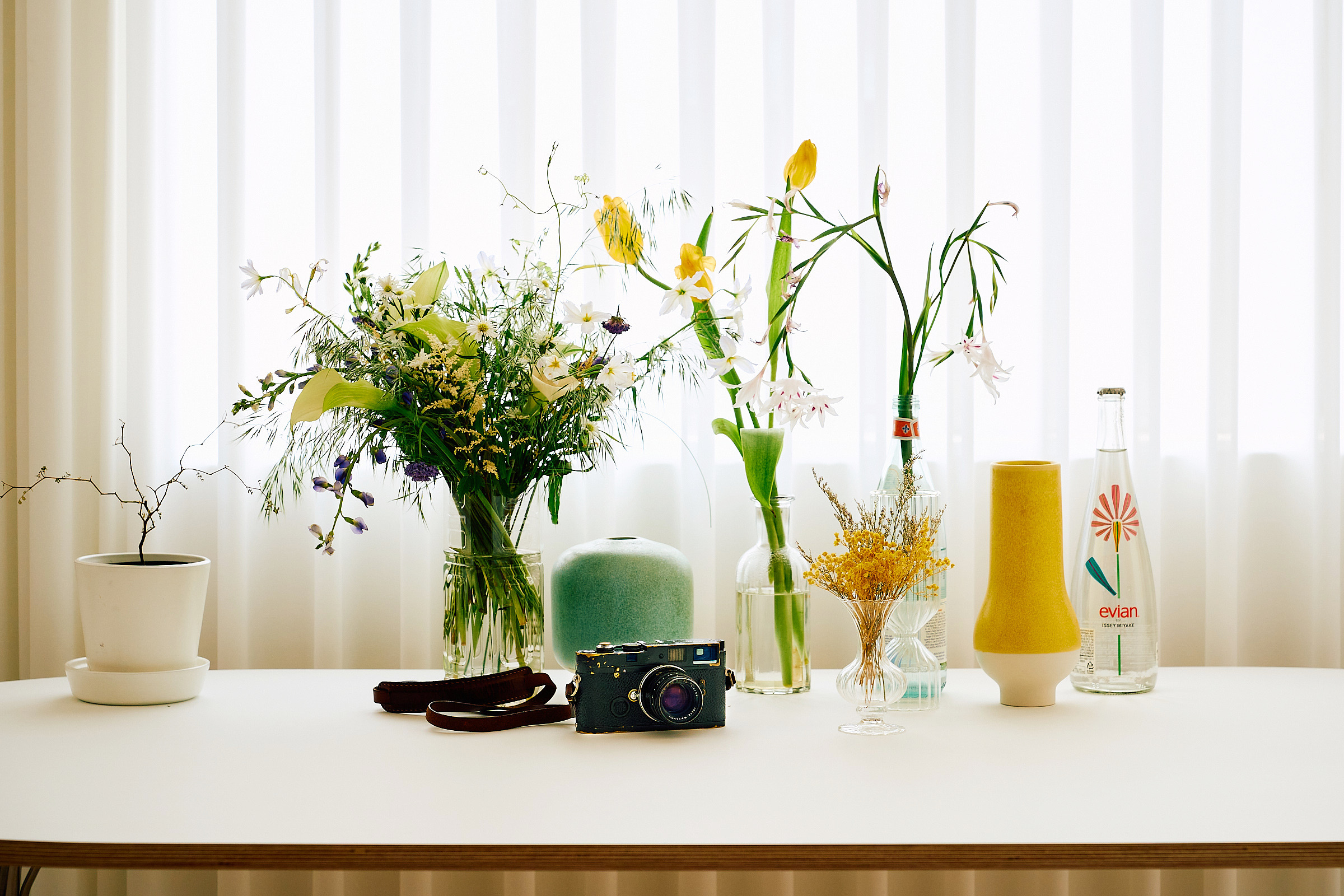 White round table — flower object